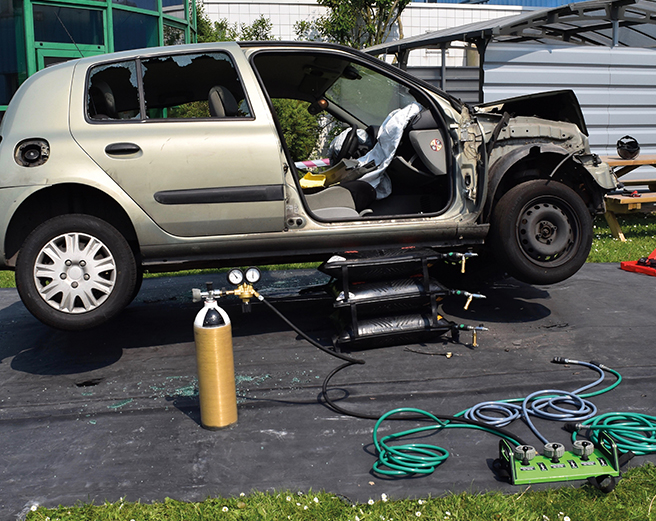 Compressed air lifting for releasing people who are trapped