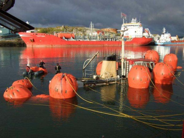 Parachute sous-marin PSM Pronal utilisé pour le levage et la manutention sous-marine, attaché à un navire en pleine mer. Flotteur gonflable de levage pour opérations offshore et récupération d'épaves.