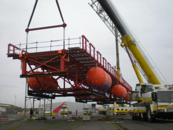 Unités de relevage RDF Pronal utilisées pour le levage et la mise à flot de structures lourdes. Flotteurs gonflables pour opérations de manutention maritime et génie civil.