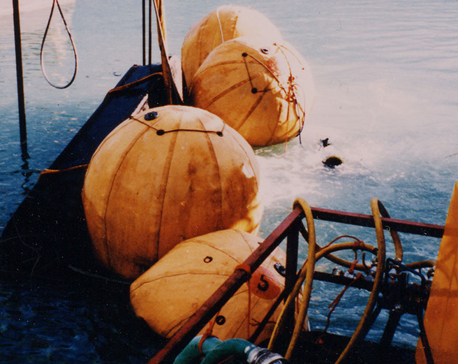 Parachutes de relevage sous-marin