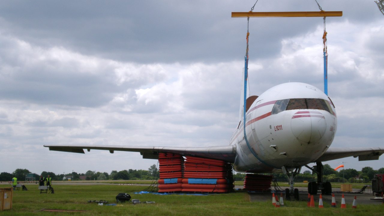 Relevage d'avion par coussins gonflables de relevage Relevage d'avion avec des coussins gonflables de levage