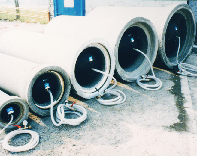 Low pressure inflatable pipe plug