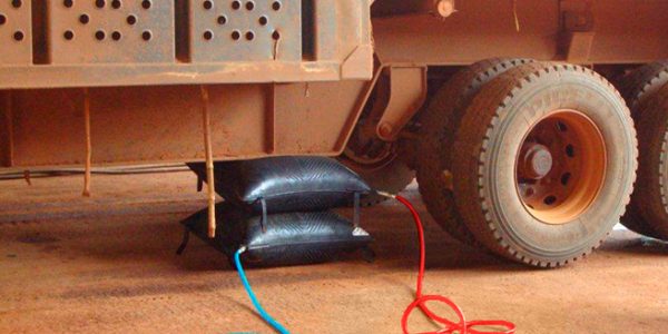 Levage de tracteur par coussins pneumatiques Levage de tracteur par coussins pneumatiques