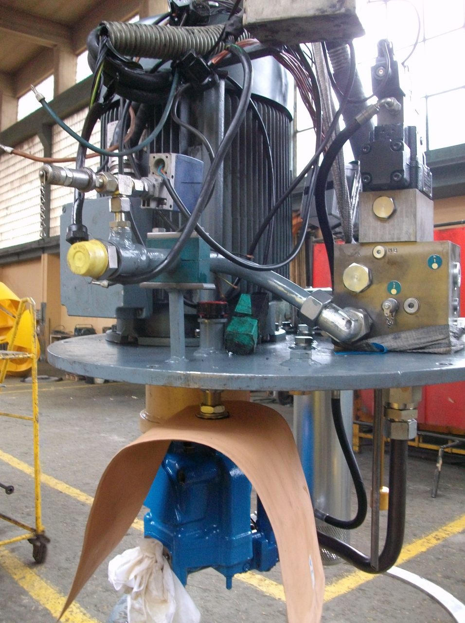 Crane hydraulic system with an oil compensator