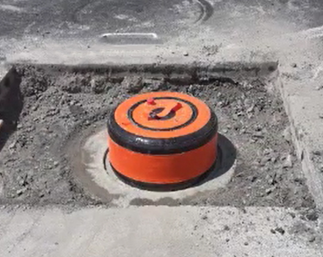 Pneumatic manhole shuttering