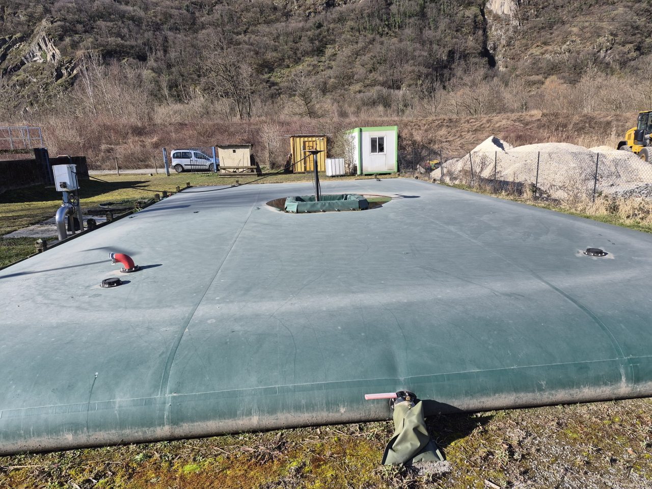 20260227_100519 Remplacement d’une citerne souple pour boues d’épuration après 20 ans d’utilisation