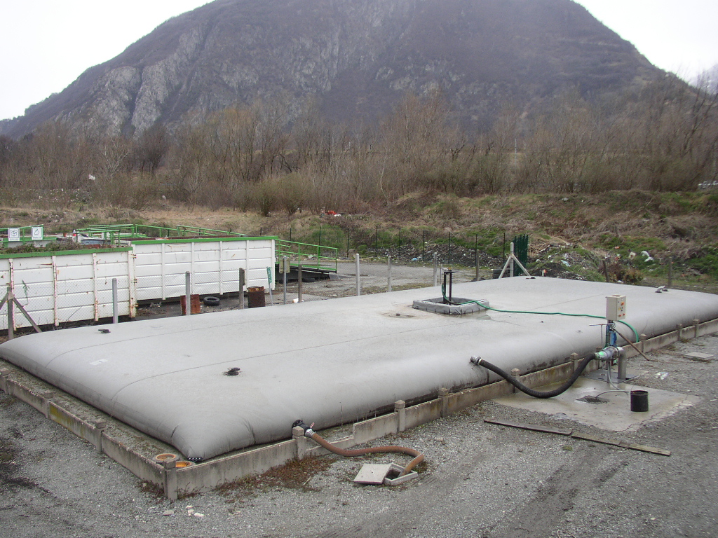 OLYMPUS DIGITAL CAMERA Remplacement d’une citerne souple pour boues d’épuration après 20 ans d’utilisation